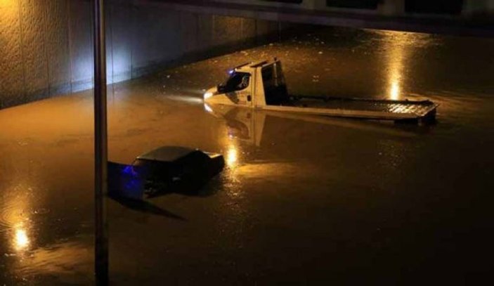 Diyarbakır'da sağanak sonrası araçlar sular altına kaldı