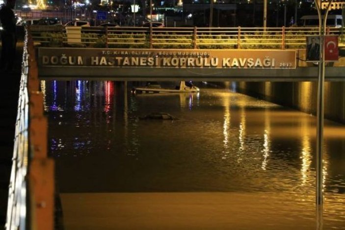 Diyarbakır'da sağanak sonrası araçlar sular altına kaldı