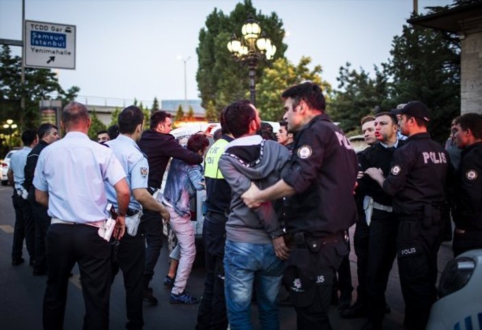 Ankara'da polis kendisine saldıran 2 kişiyi vurdu