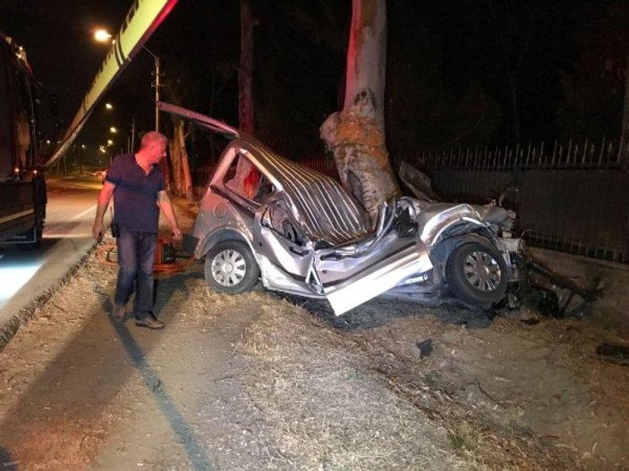 İzmir'de otomobil bisiklet sürücülerine çarptı: 2 ölü 1 yaralı