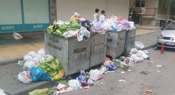 CHP'li belediye maaşları ödemedi, çöpler sokakta kaldı
