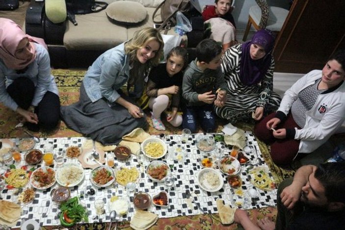 Gamze Özçelik iftarını Suriyeli aileyle yaptı