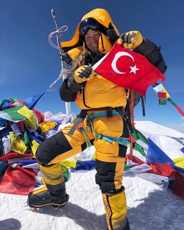 Türk dağcı Gülnur Tumbat, Everest Dağı'na tırmandı