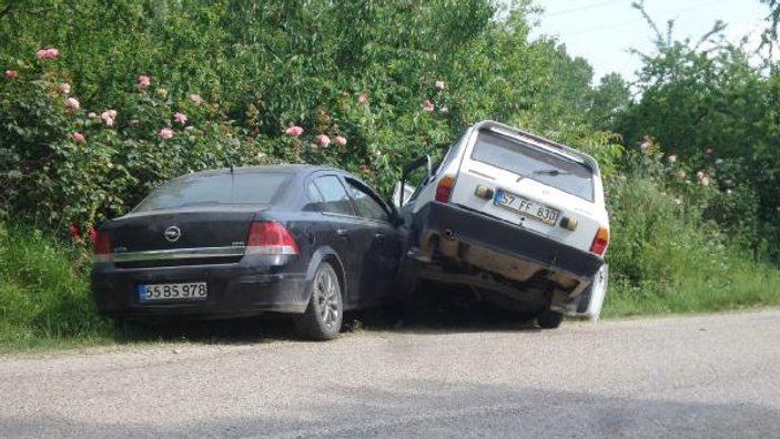 Sinop'ta otomobiller çarpıştı: 2 yaralı