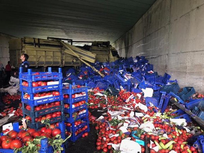 İstanbul'da domates yüklü kamyon devrildi