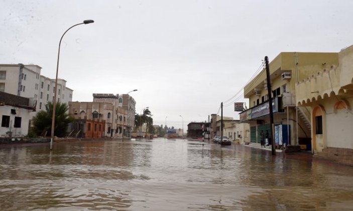 Umman'da Mekunu Kasırgası felaketi: 4 ölü