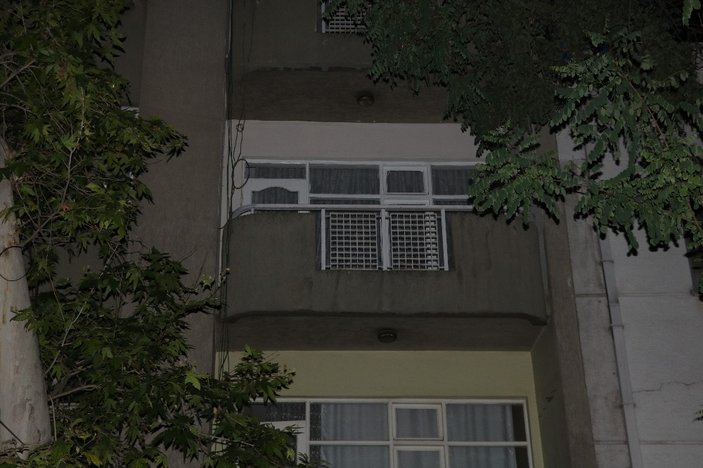 Evlerinin balkonunda oynayan bebek, 4. kattan düştü