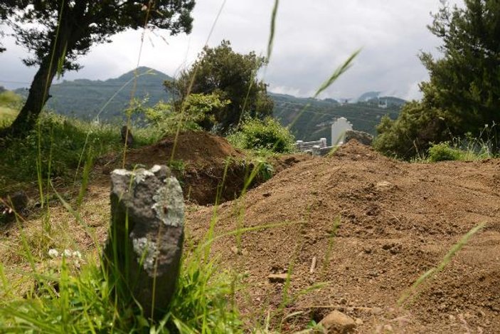 Define avcıları 1700 yıllık Rum mezarlarını tahrip etti