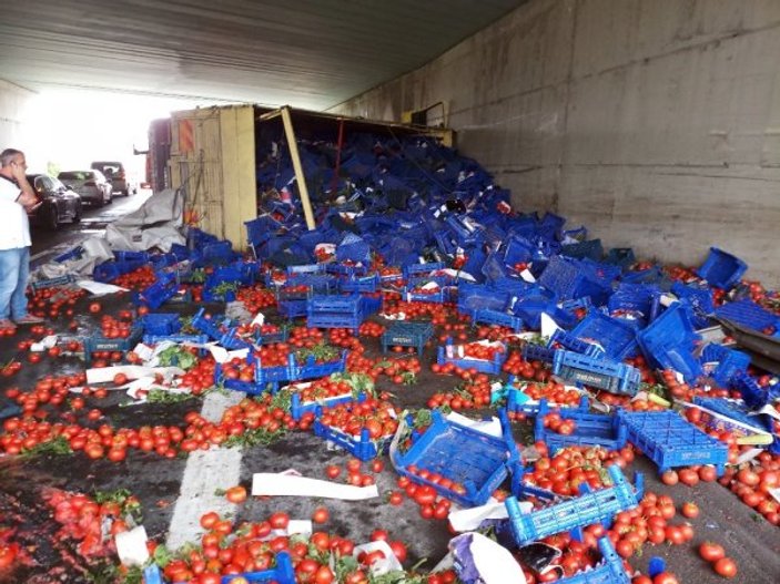 İstanbul'da domates yüklü kamyon devrildi