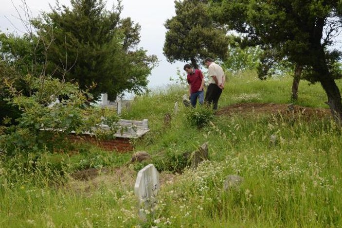 Define avcıları 1700 yıllık Rum mezarlarını tahrip etti