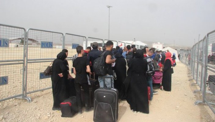 Ülkelerine gitmek isteyen Suriyeliler sınıra akın etti