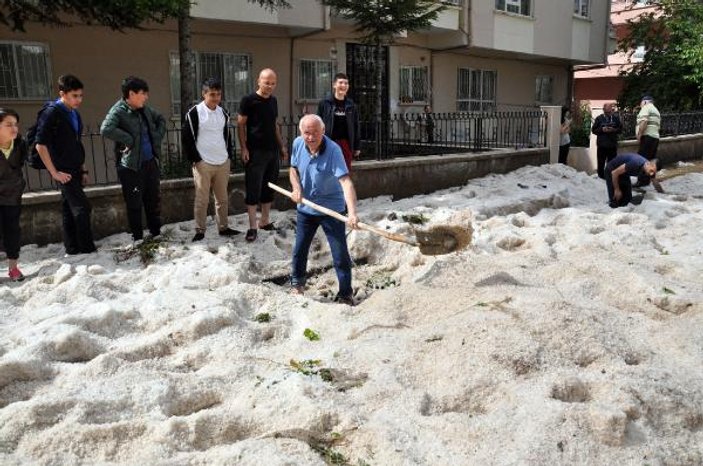 Ankara'da dolu yağışı yolları kapadı