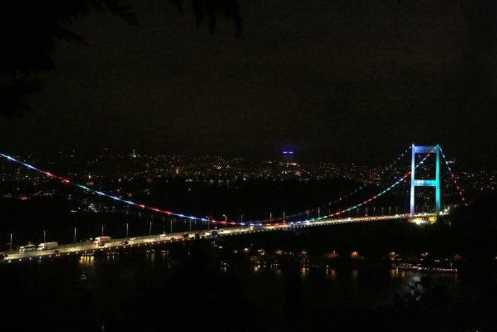 Fatih Sultan Mehmet Köprüsü Azerbaycan renklerine büründü