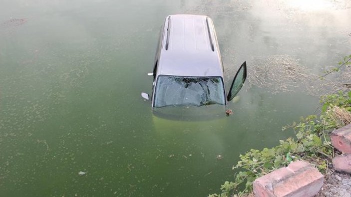 El frenini çekmeyi unutunca araç nehre düştü