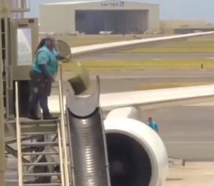 Hawai'de yolcu bavullarını fırlatan havalimanı çalışanı