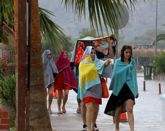 Muğla'da turistler yağmura yakalandı