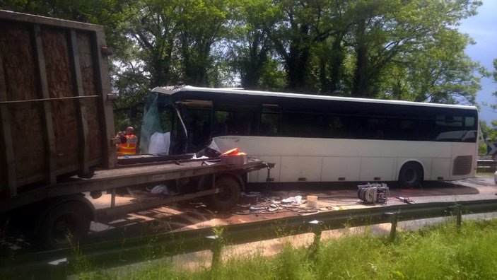 Fransa'da otobüs ve kamyon çarpıştı