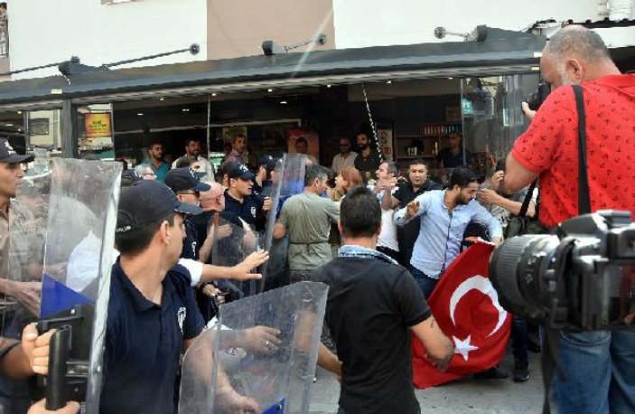 İzmir'de pazarcılara biber gazlı coplu müdahale
