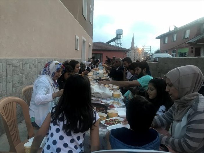 Hatay'da mahalle sakinleri Suriyelilerle iftar yaptı