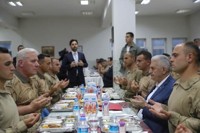 Başbakan orucunu askerlerle açtı