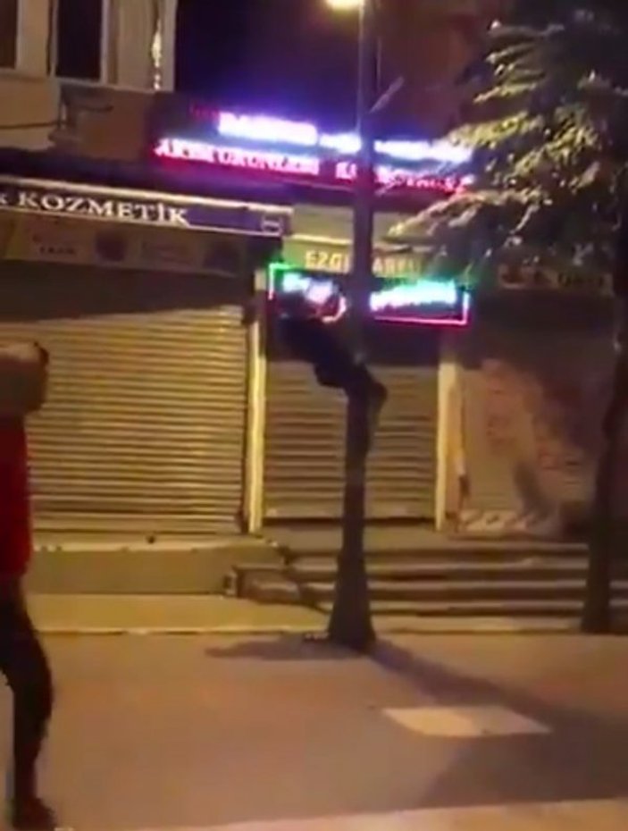 AK Parti bayrağını indirmek için direğe tırmanan CHP'li kadın