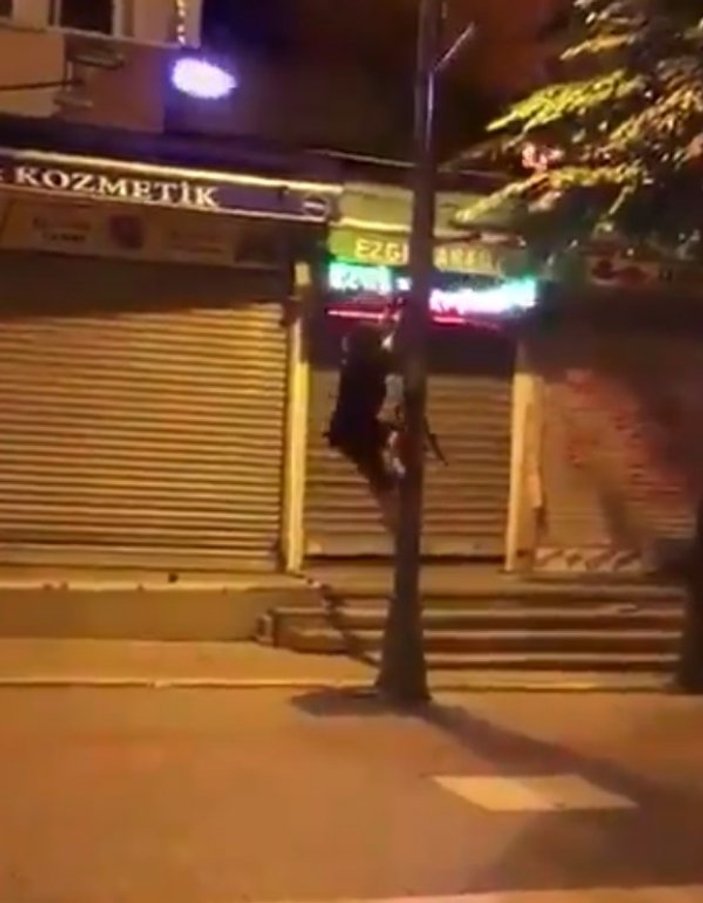 AK Parti bayrağını indirmek için direğe tırmanan CHP'li kadın
