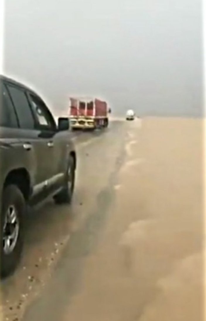 Rubülhali Çölü aşırı yağış sonrası sular altında kaldı