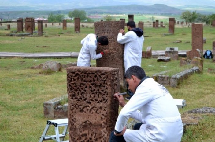Tarihi Selçuklu Mezarlığı'nın onarım çalışması başladı