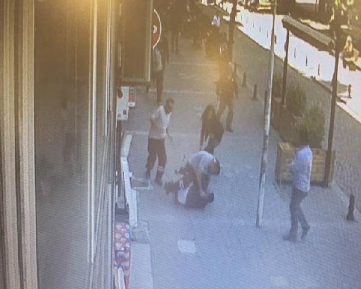 Sokak ortasında karısını döven kişiye uçan kafa attı