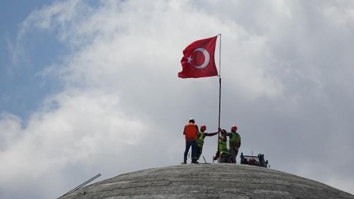 Taksim Camii'ne Türk bayrağı dikildi