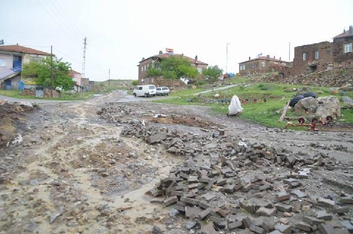 Kayseri'de sel parke taşlarını yerinden söktü