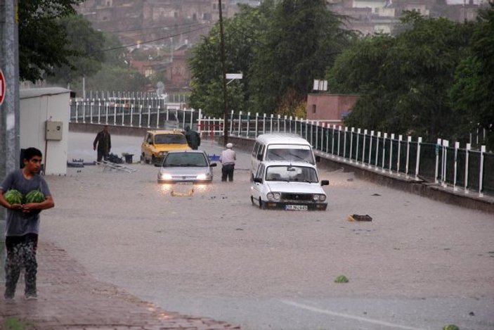 Kayseri'de sağanak yağış tarımı etkiledi