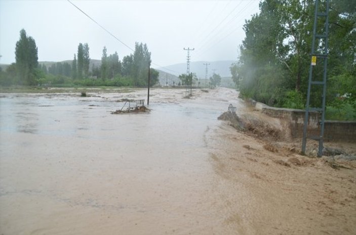 Kayseri'de sağanak yağış tarımı etkiledi