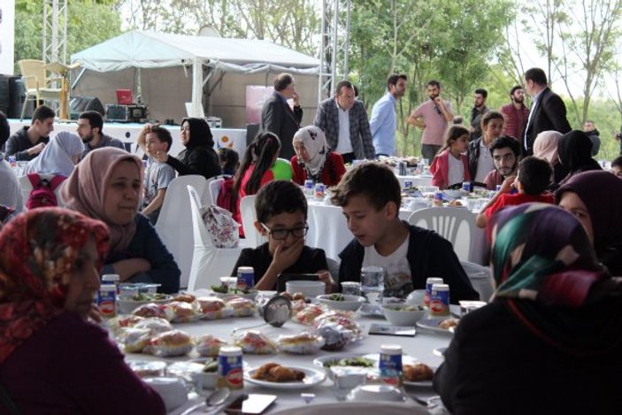 13 ülkenin yetim çocukları Esenler'de iftar yaptı.