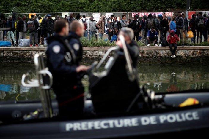 Paris'te mülteci kampı dağıtılıyor