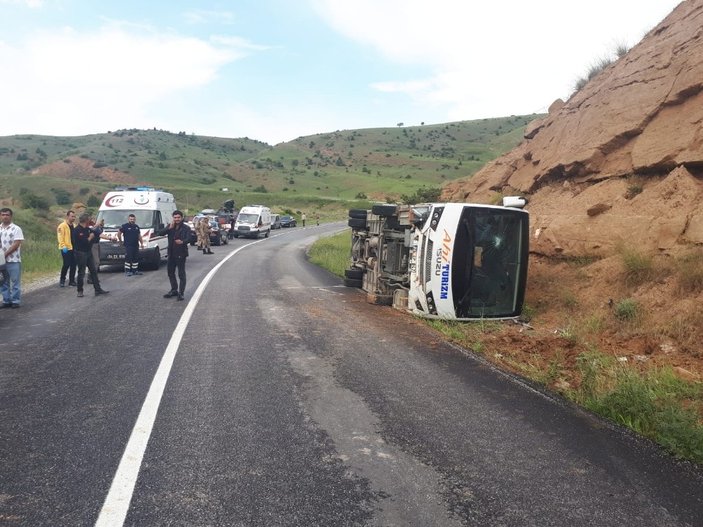 Erzincan'da polisleri taşıyan otobüs devrildi: 11 yaralı