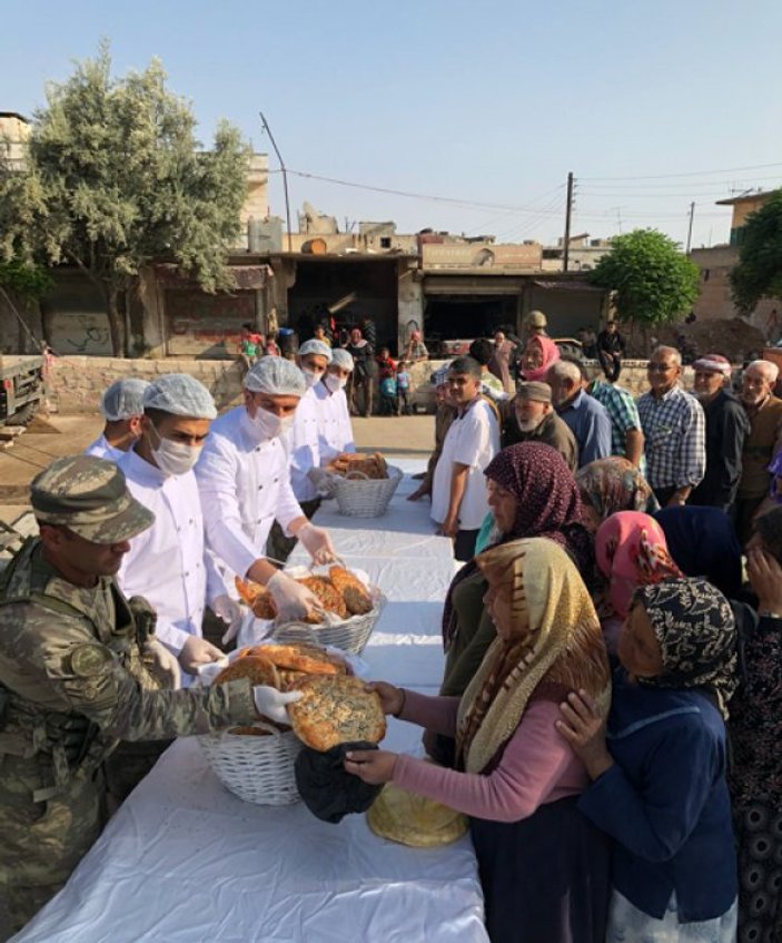 Afrin'in Ramazan pidesi Mehmetçik'ten