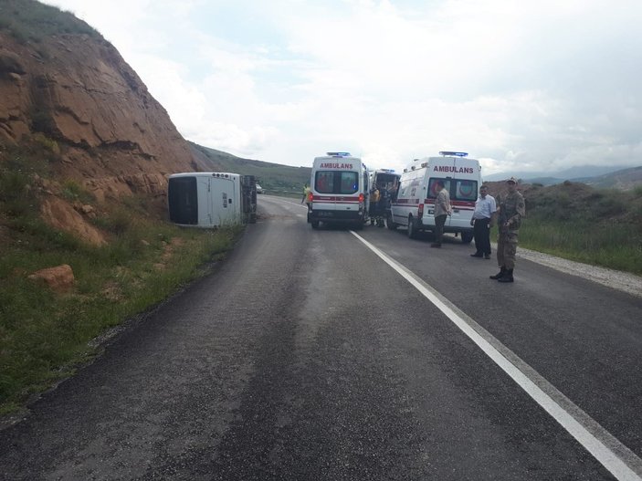 Erzincan'da polisleri taşıyan otobüs devrildi: 11 yaralı