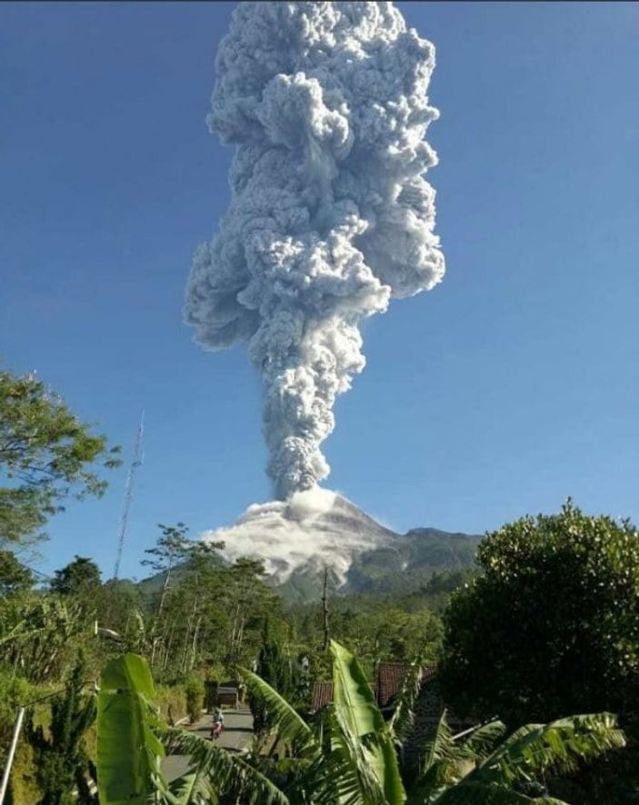 Endonezya'daki Merapi Yanardağı'nda patlama