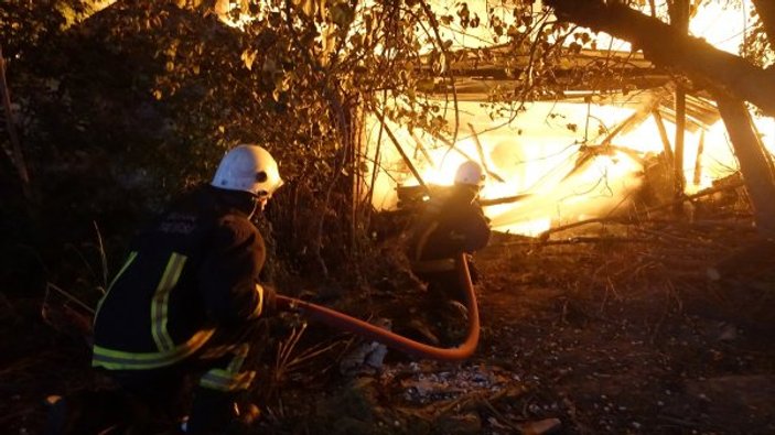 Bursa'da palet imalathanesi kül oldu