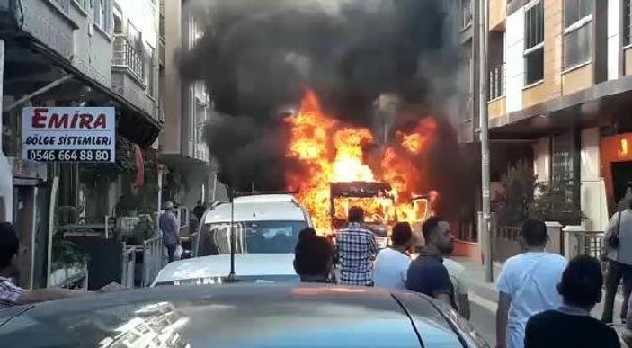 İstanbul'da seyir halindeki minibüste yangın