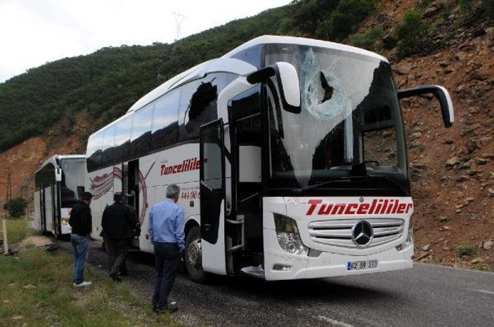 Tunceli'de yolcu otobüsünün üzerine kaya parçası düştü