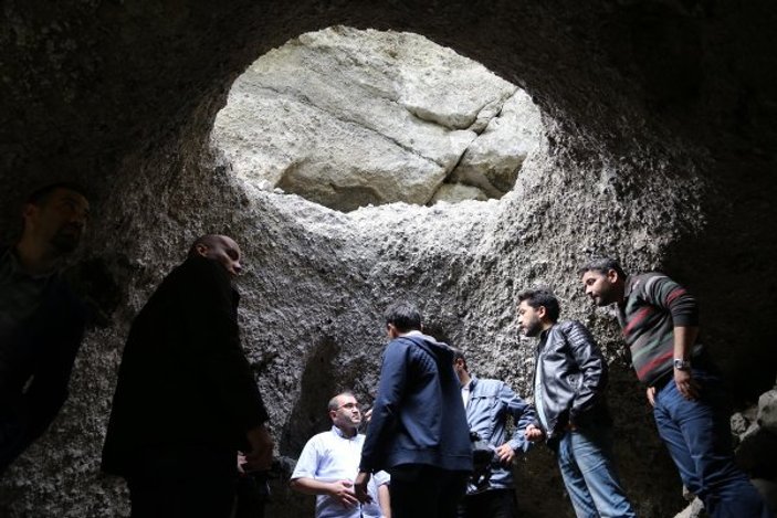 Defineciler antik kaya mezarları patlattı