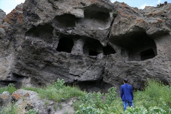 Defineciler antik kaya mezarları patlattı