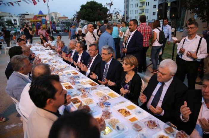 Karşıyaka Belediyesi'nden 2 bin kişilik iftar sofrası