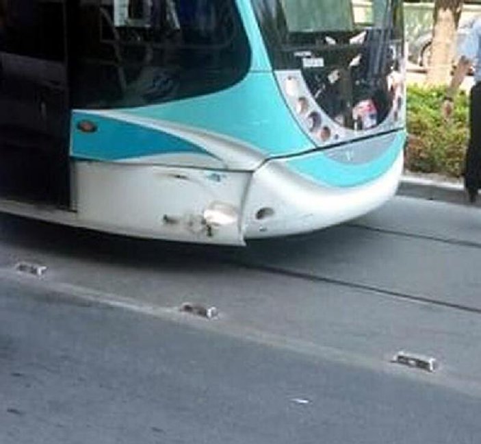 İzmir'de tramvay ile otomobil çarpıştı