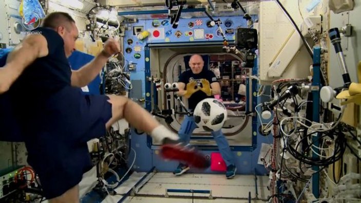 Rus kozmonotlar Dünya Kupası öncesi uzayda futbol oynadı