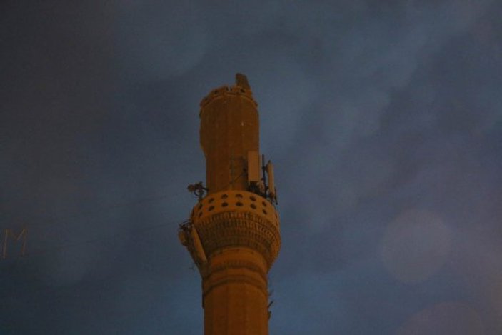 Diyarbakır'da minareye yıldırım çarptı