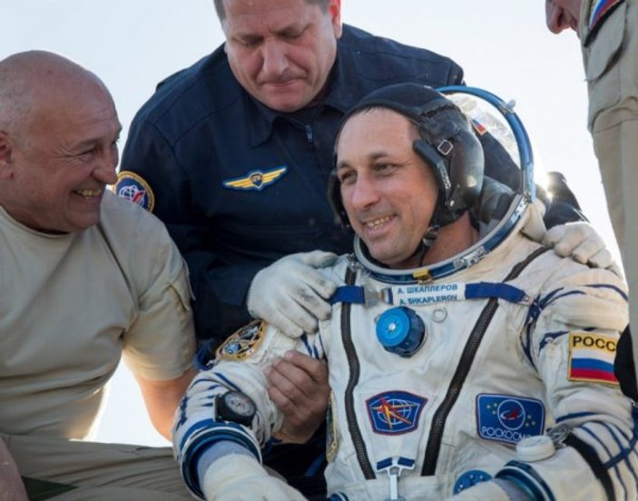 Soyuz kapsülü üç yolcusuyla birlikte dünyaya döndü