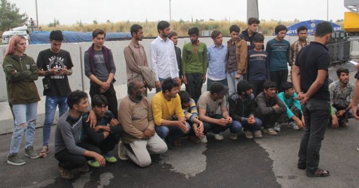 Adana'da yakalanan İranlı göçmenler ağladı